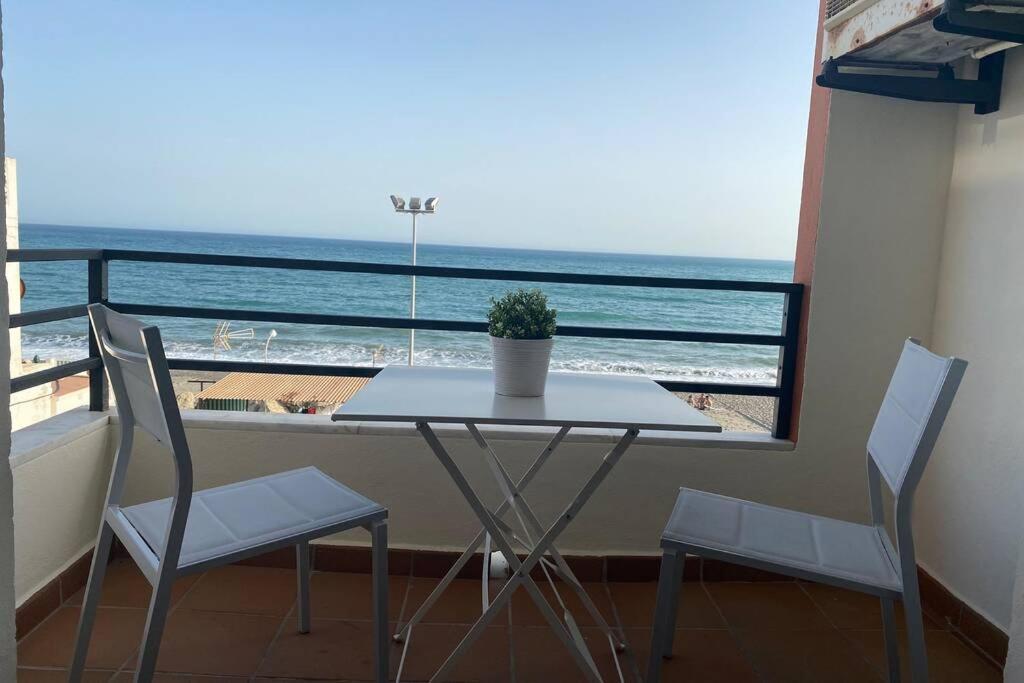 Maravilloso Apartamento En Primera Linea De Playa Con Vistas Al Mar En Caleta De Velez 2 D Exterior photo