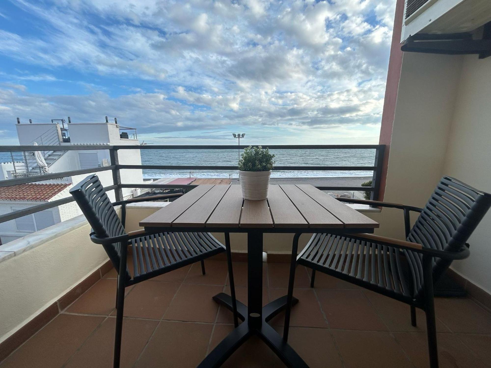 Maravilloso Apartamento En Primera Linea De Playa Con Vistas Al Mar En Caleta De Velez 2 D Exterior photo