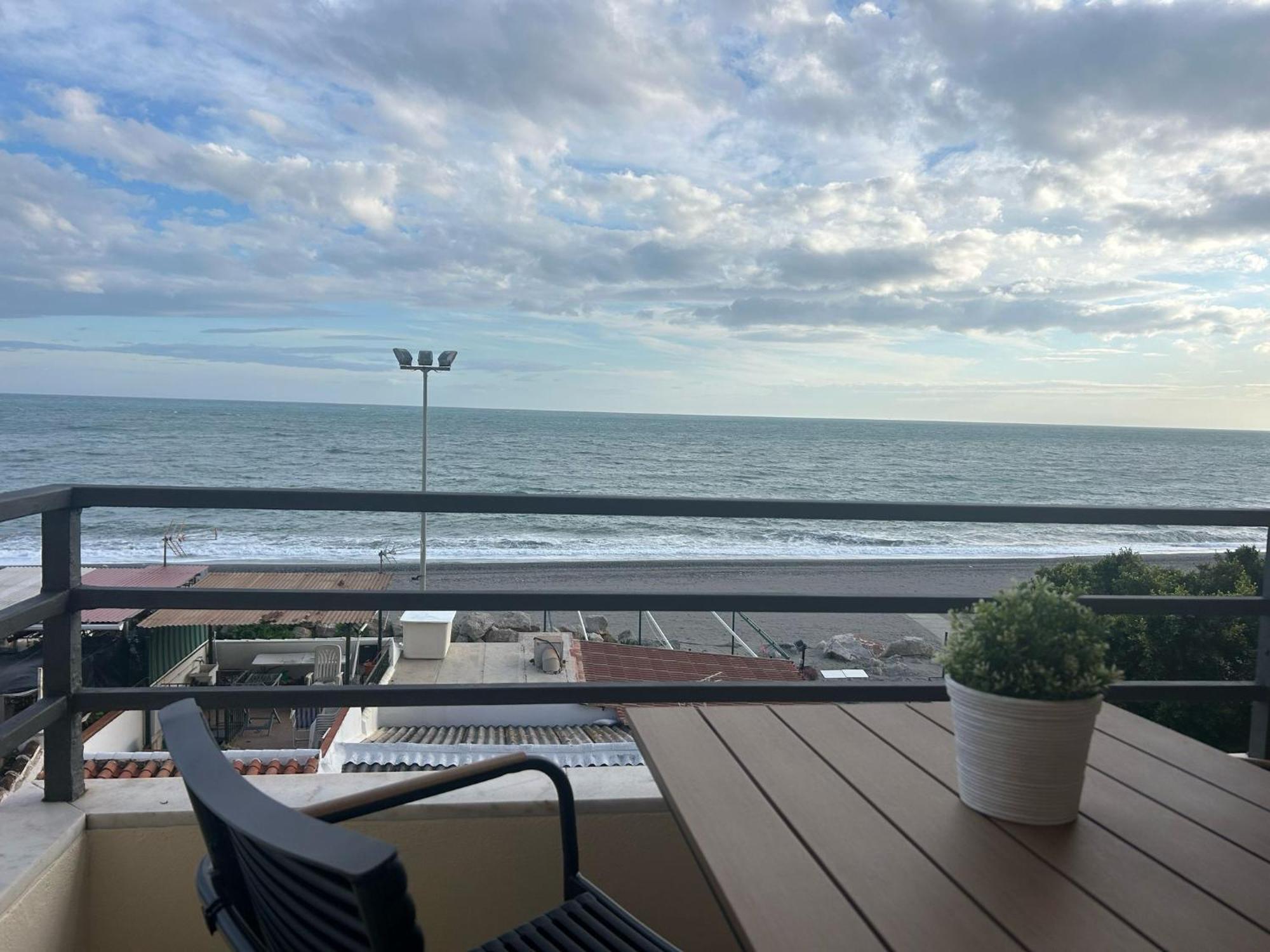Maravilloso Apartamento En Primera Linea De Playa Con Vistas Al Mar En Caleta De Velez 2 D Exterior photo