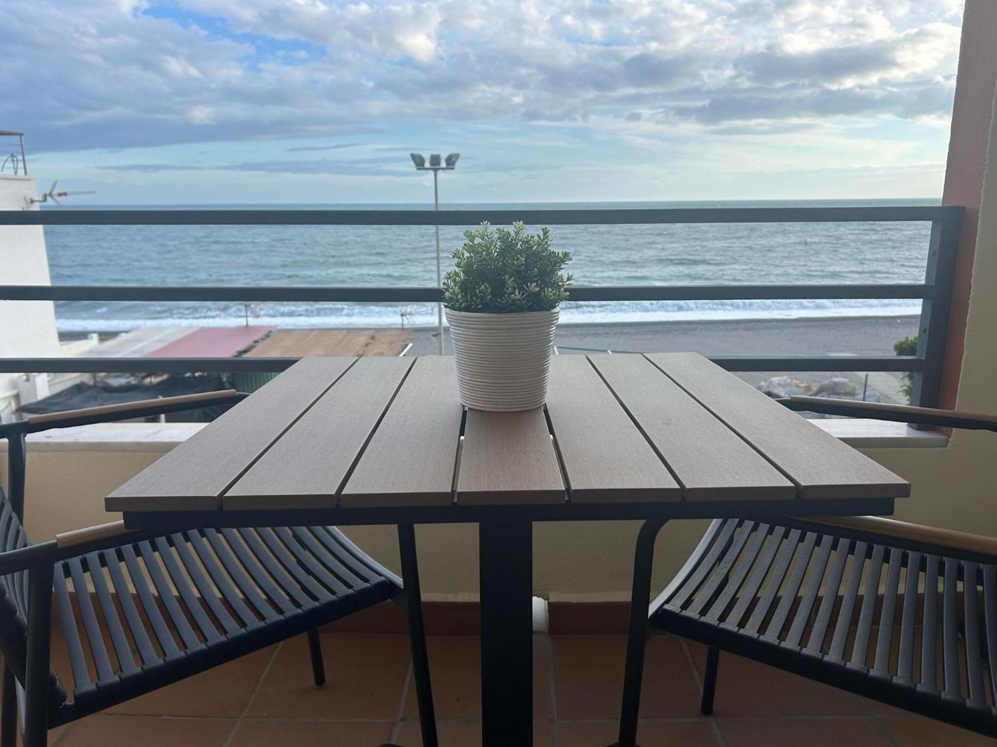 Maravilloso Apartamento En Primera Linea De Playa Con Vistas Al Mar En Caleta De Velez 2 D Exterior photo